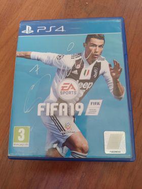KOLEKSİYONLUK Cristiano Ronaldo (CR7) İmzalı FIFA 19 PS4 Oyunu from  at Turkish Football Shop # 