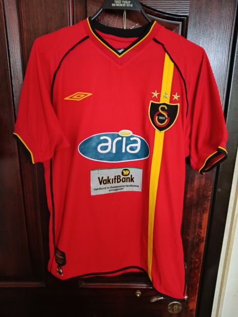 Orijinal Galatasaray 2002-2003 Umbro Kırmızı Forma – Aria & VakıfBank Sponsorlu (M) from  at Turkish Football Shop # 